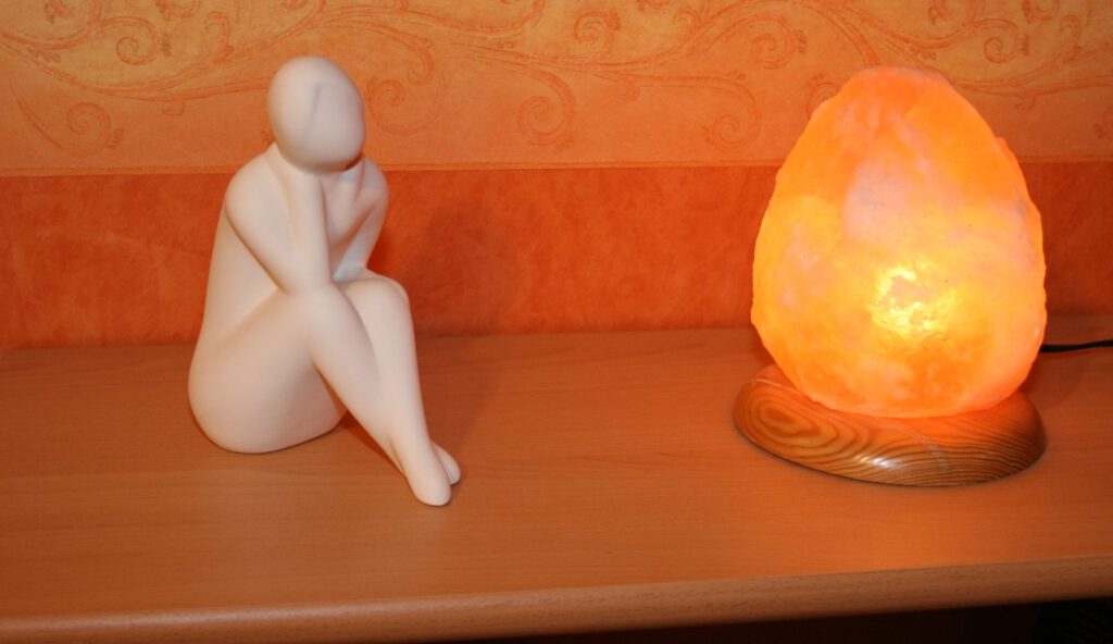 Figur mit Salzkristall-Lampe